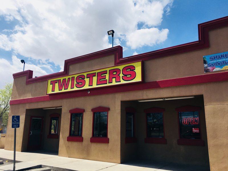 炸鸡店其实是在连锁餐厅Twisters取景，这家连锁在本地很受欢迎