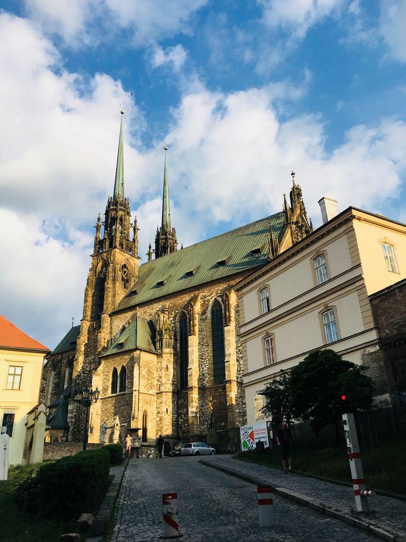 Cathedral of St. Peter and Paul，教堂很大，门前的空地不足以让我把整个教堂都装进照片，只能在远处的台阶下拍照